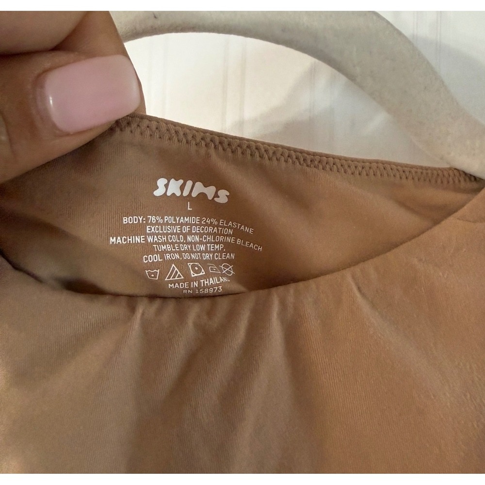SKIMS Essential Crew Neck Thong‎ Bodysuit Tan Sleeveless Size L Large - Picture 4 of 6